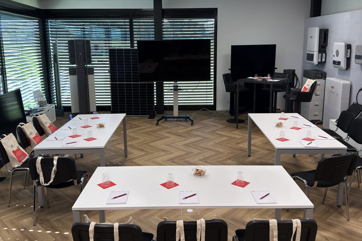 Salle de formation SCDI à Siviriez avec matériel solaire exposé